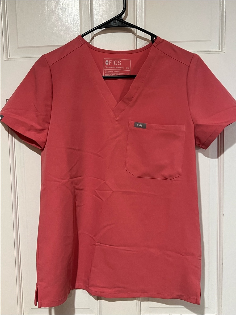 FIGS Women’s Catarina Scrub Top, Quartz color, Size XS